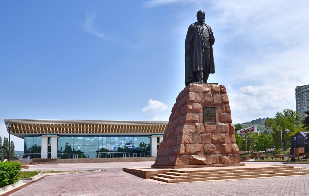 Ремонт постамента к памятнику Абаю Кунанбаеву в Алматы