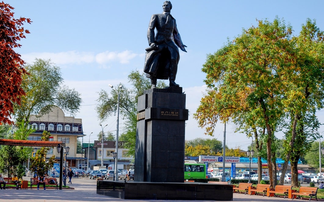 Ремонт памятника Джангильдину в Алматы