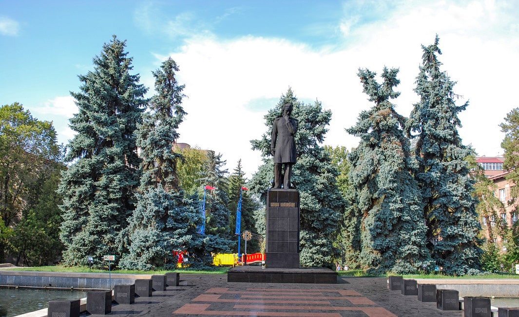 Ремонт памятника Ч. Валиханову в Алматы